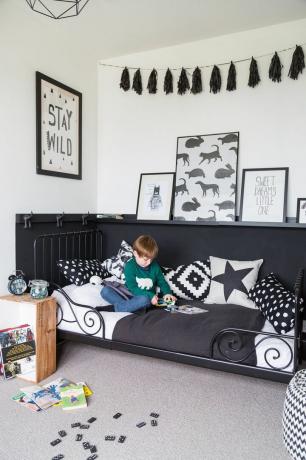 kamar tidur anak laki-laki monokrom dengan dekorasi binatang dan panel yang dicat