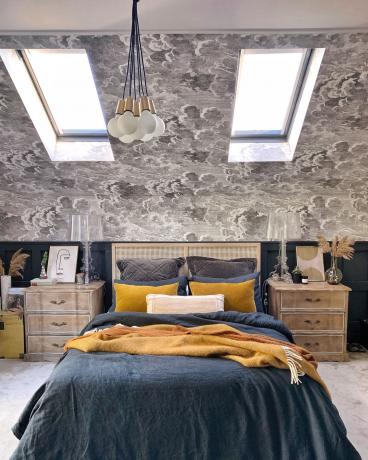 żółto-granatowa pościel z tapetą w chmurki, sypialnia na poddaszu, dopasowane szafki nocne, lampa sufitowa w stylu retro