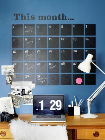 planejador de parede de adesivo de parede de quadro-negro em um escritório em casa azul