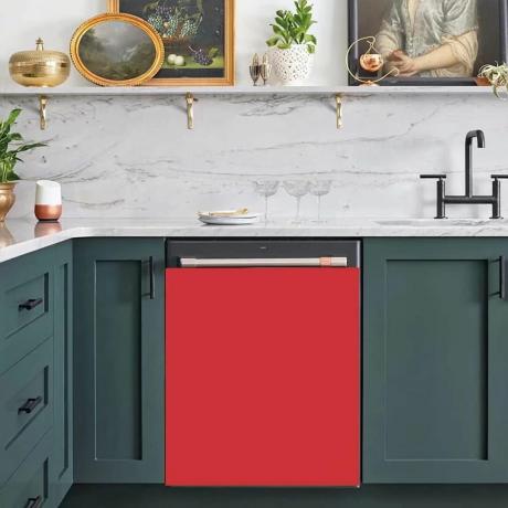Küche mit rotem Geräteaufkleber