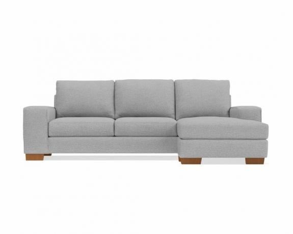 Un divano letto queen-size grigio medio con chaise longue