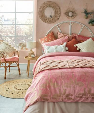Rožinė boho miegamojo schema su „B&M“ rotango baldais