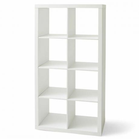 O unitate de depozitare cub alb poate fi folosită ca raft pentru cărți