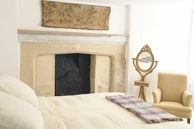Camera da letto tradizionale in casa d'epoca con camino