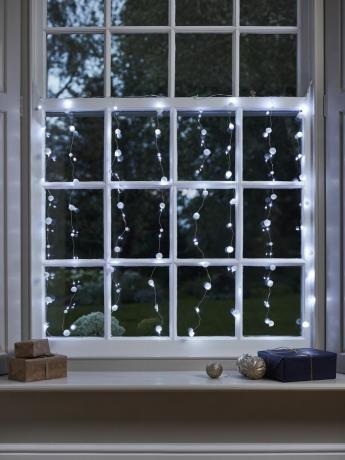 Tampilan jendela Natal: lampu tirai tali