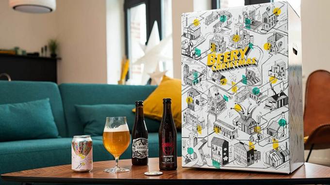 Najlepszy kalendarz adwentowy dla miłośników piwa: Beer Hawk „Beery Christmas” Craft Beer Advent Calendar na stole z przekąskami i piwami