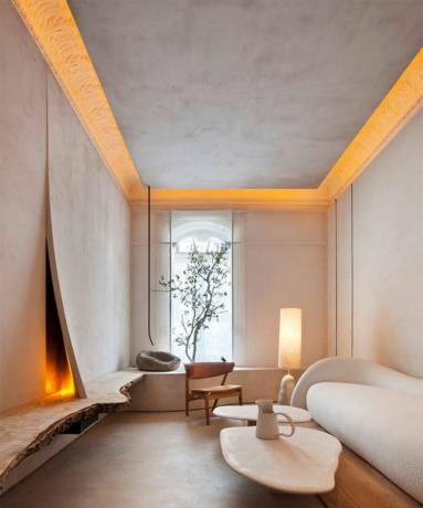 Béžová obývacia izba s krbom navrhnutá Lornou Des Santos