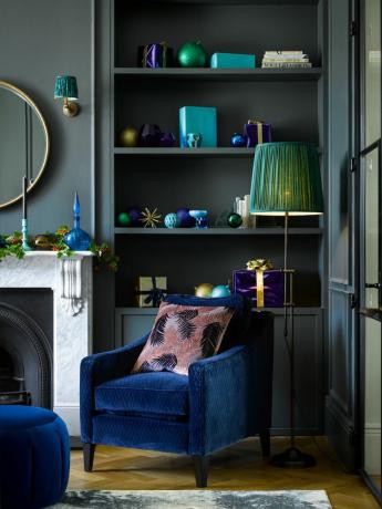 acogedor rincón de lectura azul en la sala de estar festiva