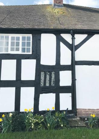 Fenêtre à meneaux en bois restaurée dans une maison de hall du XVIe siècle