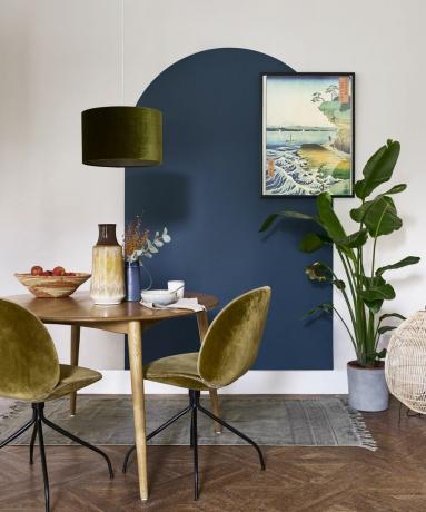 רעיון לקיר חדר אוכל עם קשת צבועה בצבע כחול כהה