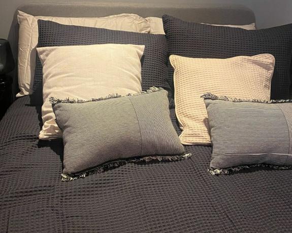 Louises ágy ágyneművel, amely átalakította bérelt matracát