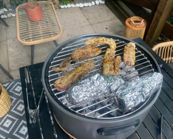 Barbecue de table BergHOFF pour la cuisson de bouchées de poitrine de maïs et de porc