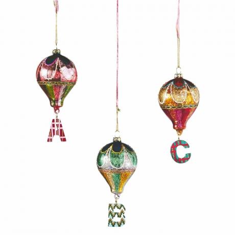 Три рождественских украшения из воздушных шаров, на которых висят буквы A, B и C.