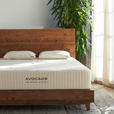 Melhor colchão em oferta no quarto na foto do estilo de vida da estrutura da cama 