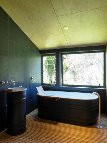 Badkamer in hut aan het strand in Nieuw-Zeeland