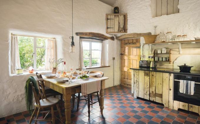 rustikt kjøkken i en hytte på landet