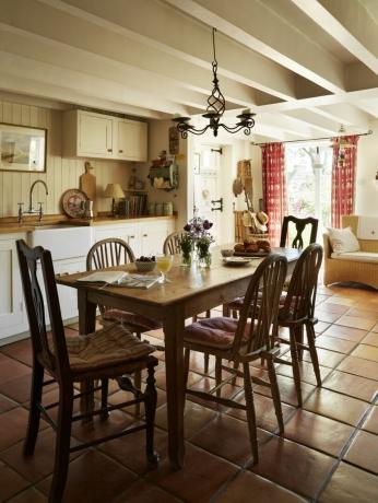 cucina abitabile a pianta aperta con soggiorno in cottage