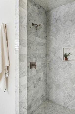 cabina doccia con piastrelle della metropolitana in marmo posate in diversi motivi