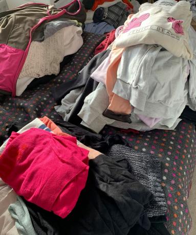 Ρούχα απλωμένα πάνω από ένα κρεβάτι