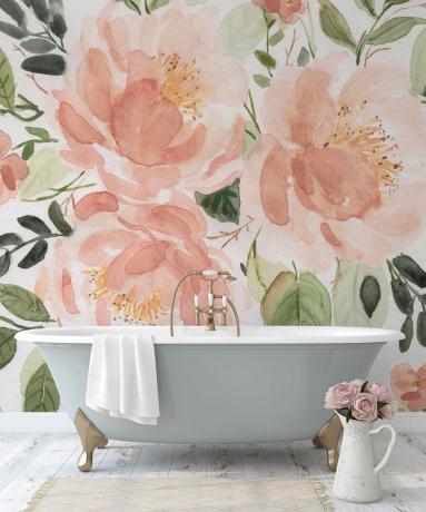 Piros fürdőszobai minta virágos falfestményekkel, nagyméretű virágfejekkel