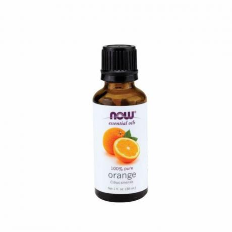 Una bottiglia di olio essenziale di arancia