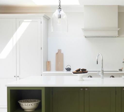 Dapur bergaya pengocok dengan skylight dan pulau hijau zaitun dengan counter putih dan kabinet serta dinding putih