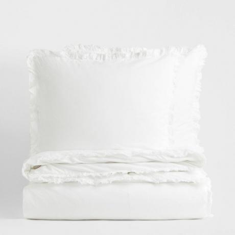 Hvitt sammenbrettet sengetøy