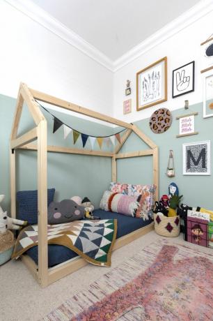 dormitorio para niños con una divertida cama en forma de casa