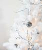 المصمم الداخلي يكشف عن رأس شجرة عيد الميلاد البيضاء