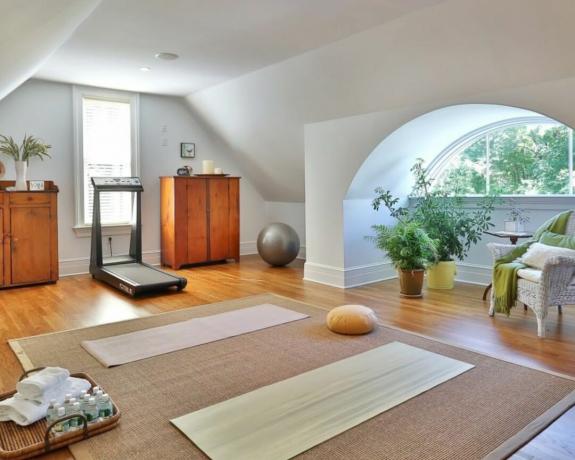 Ein Heim-Fitness-Yoga-Raum auf dem Dachboden eines traditionellen Hauses