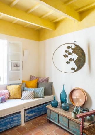Woonkamer met geschilderd geel plafond