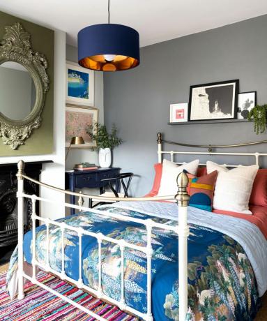 Kamar tidur tamu Andrea Wilson memiliki perubahan yang hangat dan penuh warna