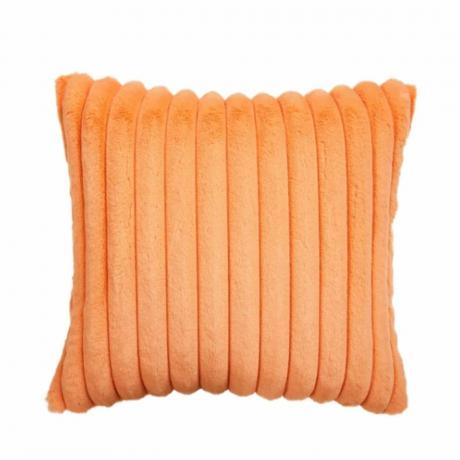 Un cuscino a strisce arancioni