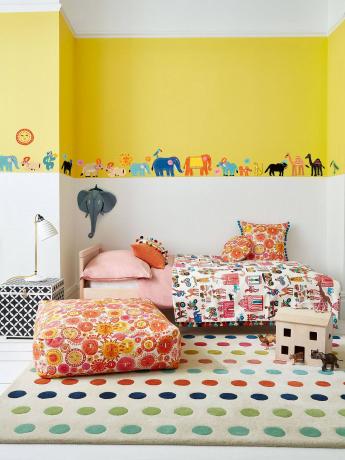 детска спалня с блокирани стени в бял и жълт цвят и стикери за стени на животински теми от villa nova