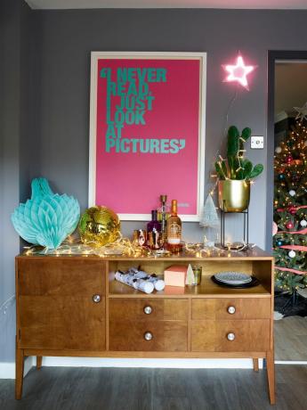 Credenza vintage con decorazioni natalizie neon