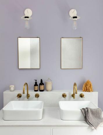 Badkamer met lavendelkleurige muren