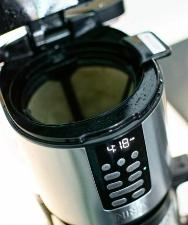 Ninja® Programmable XL 14 Fincan Kahve Makinesi PRO demleme sepetinin yakından görünümü
