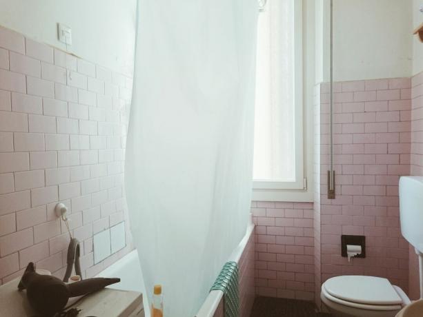 ピンクのバスルームに白いきれいなシャワーカーテン