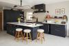 Hogar real: un hogar extendido elegante con una cocina estilo Shaker de planta abierta
