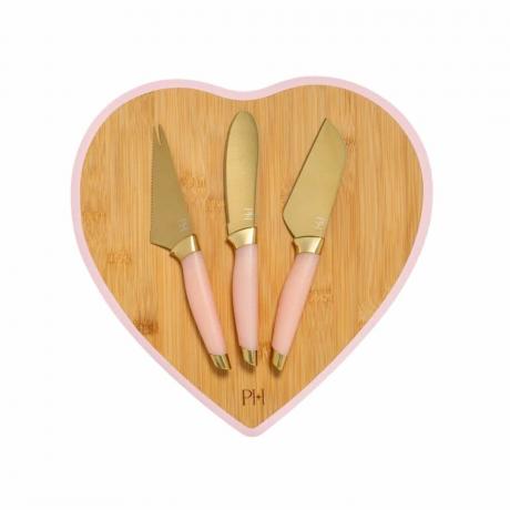 Paris Hilton 4-Piece Cheese Board Set berbentuk hati dengan garis tepi merah muda