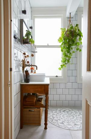 Med sin dristige ordning og smarte pladsbesparende ideer er Barbara Davidsons badeværelse et bevis på, at gode ting kommer i små pakker