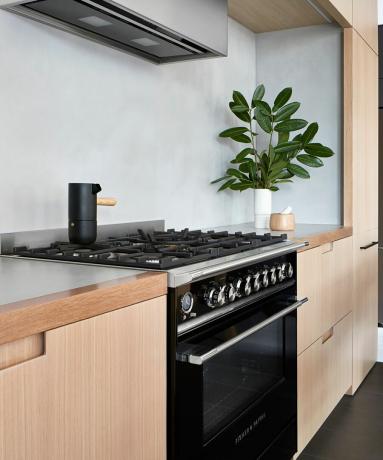 Самоочищающаяся отдельно стоящая кухонная плита на современной кухне