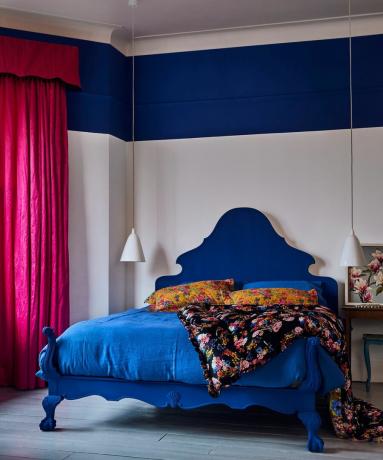 Annie Sloan Schlafzimmer mit Kreidefarbe in napoleonischem Blau und reinen Dielen in Paris Grau
