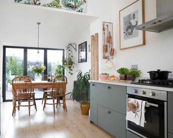 La casa de Newcastle de Caroline Kilgour se ha ampliado para la vida familiar con una conversión de loft y una cocina nueva
