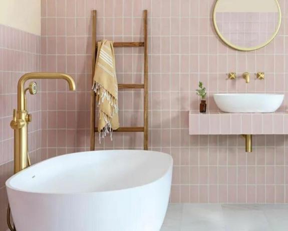 Пастельно-рожева ванна кімната, облицьована плиткою