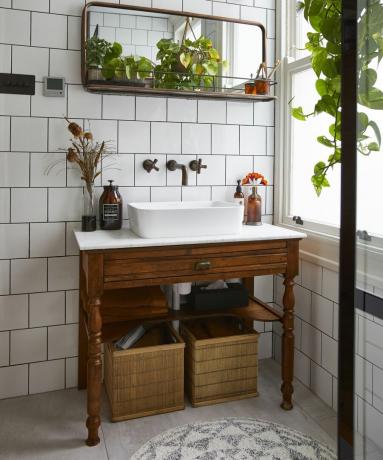 素朴なバスルームのアイデア：木製の洗面化粧台付きのリアルホームズデビッドソンバスルーム