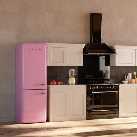 Geladeira Smeg rosa em uma cozinha neutra com piso de madeira