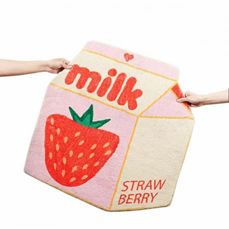 Un tapis de lait aux fraises tenu par deux mains