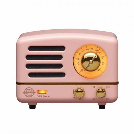 Muzen ružičasti radio na bijeloj pozadini