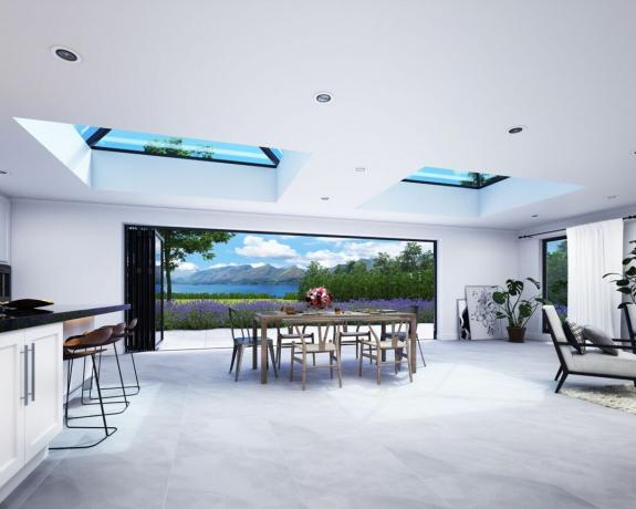 Korniche dubbelsidiga dörrar och taklyktor livsstilsbilder öppen planlösning vit lägenhet med utsikt